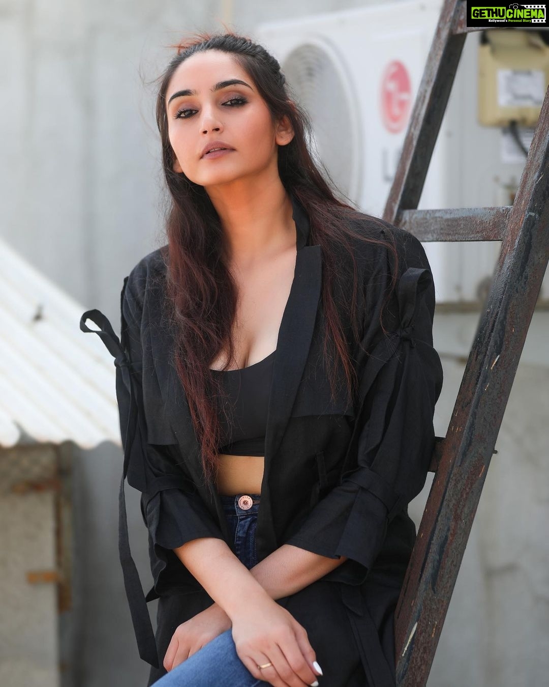 Ragini Dwivedi Instagram - SUNSHINE βοΈ To be happy you must be your own sunshine π ππ #raginidwivedi #actor #actorslife #love #poser #photooftheday #shoot #work #workmode #instagood #instagram #instamood #instagram #photoshoot #trending #lovenlight Mumbai, Maharashtra