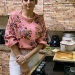 Ragini Dwivedi Instagram - I made brunch today and you can do with all the fun ingredients you have at home and while at it have fun with ur staff and team people ❤️ #hotdogs #raginidwivedi #pride #homecooking #love #letscooktogether #hotdogs
