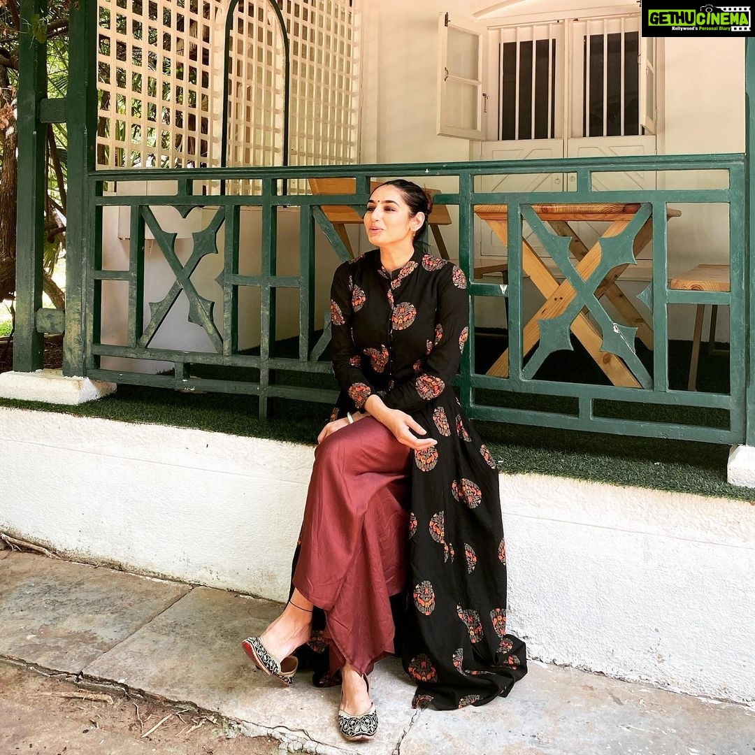 Ragini Dwivedi Instagram - Me and My Face ππππππΌββοΈπΈ I just happen to donβt know why have these kinda pictures so much more than normal posy pics π§π€ wonder if people around me love to shoot me like this or I have a face like this only ππππ Pls do tell π
!! #crazyface #happiness #lovenlight #pride #raginidwivedi #bengaluru #workmode Office