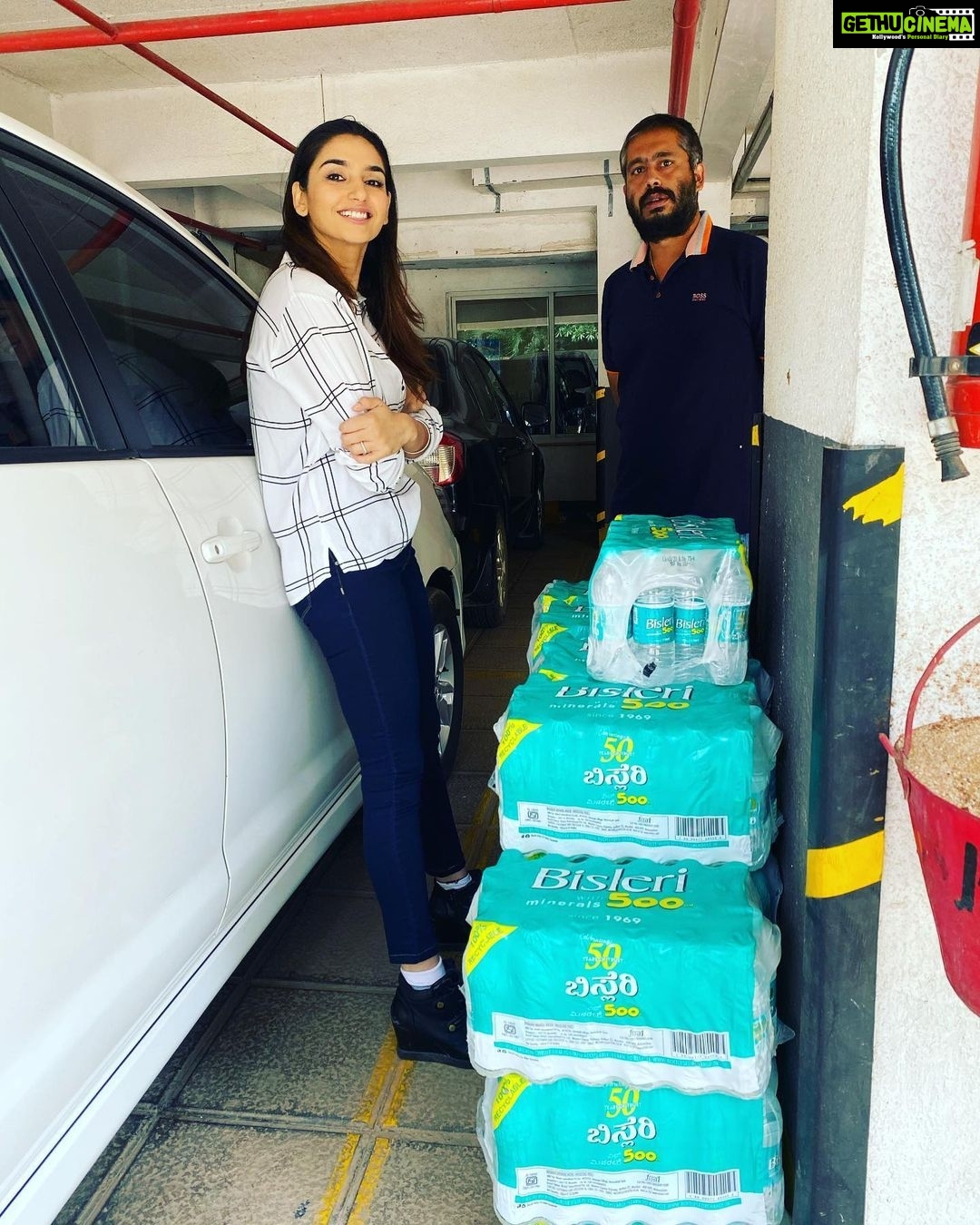 Ragini Dwivedi Instagram - RDWELFARE VICTORIA MEALS ❤️🙏 Yet again we have amazing donations happening from all over .... Lunch and water for covid warriors given by MR Kaushal Keep us in ur prayers and keep supporting us :) will share all the details with you all 🙏 #nimmagagi #love #pride #responsibility #standtogether #helpingothers Bangalore, India