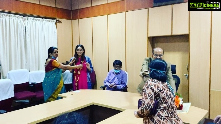 Ragini Dwivedi Instagram - CEREMONIAL FUNCTIONS I went to surprise them and they surprise me with this honour So honoured to be receiving this from the whole team of Victoria ... Ps : this is the administration staff I still haven’t interacted with one covid doctor or staff due to restrictions but I will once this is over and host them all personally not just through food 🥘 #pride Bangalore, India