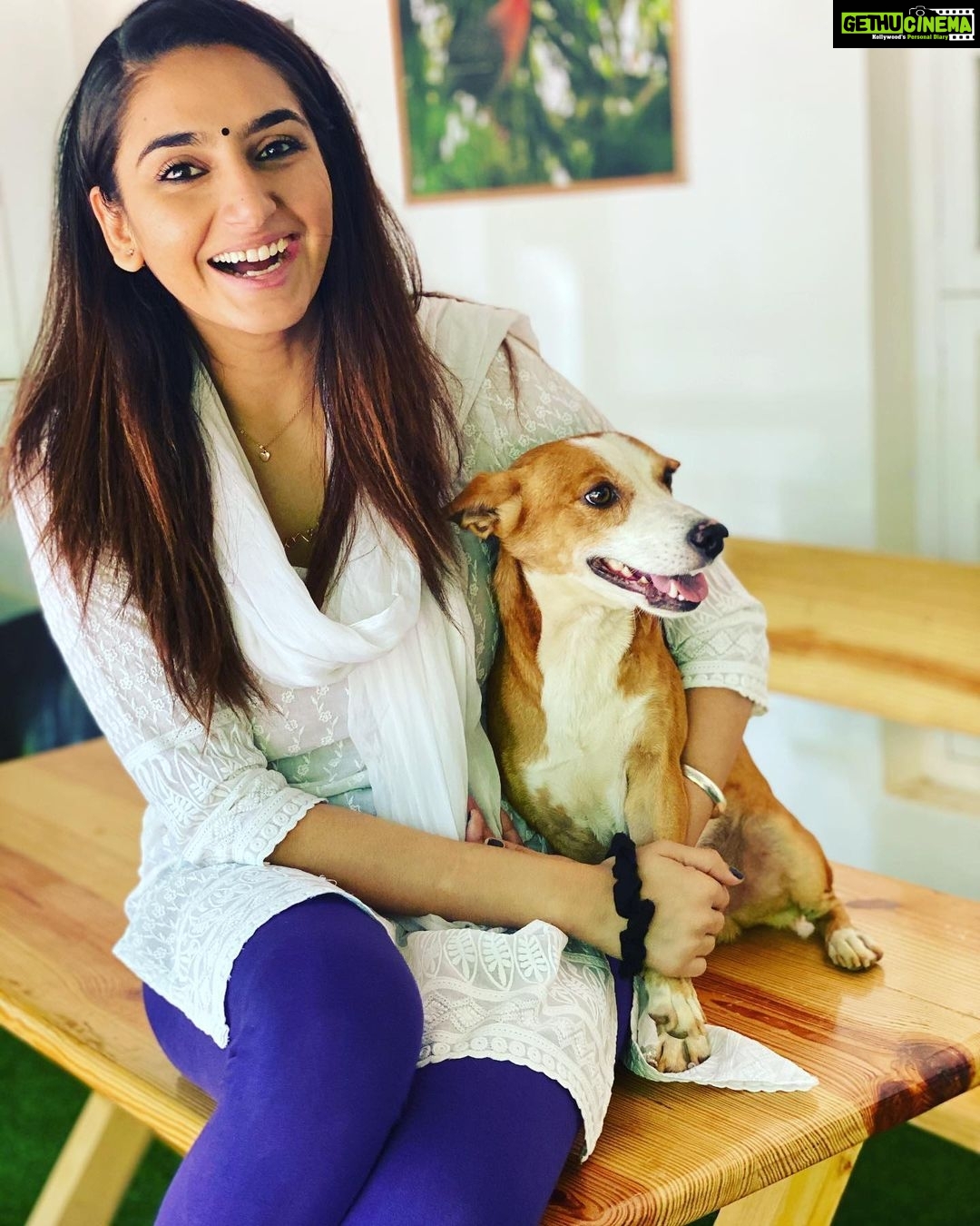 Ragini Dwivedi Instagram - MORNING VIBES ❤️ Let’s do Thursday u guys and smile 😃 #Rdwelfare happening and planning some really interesting distributions keep u in loop ❤️ great day of smiles with #snoopy #snoopythedawg #smilemore #love #happinessquotes #positivevibes #pride #RDWELFARE #raginidwivedi #dogmom #socialresponsibility #letsdothis