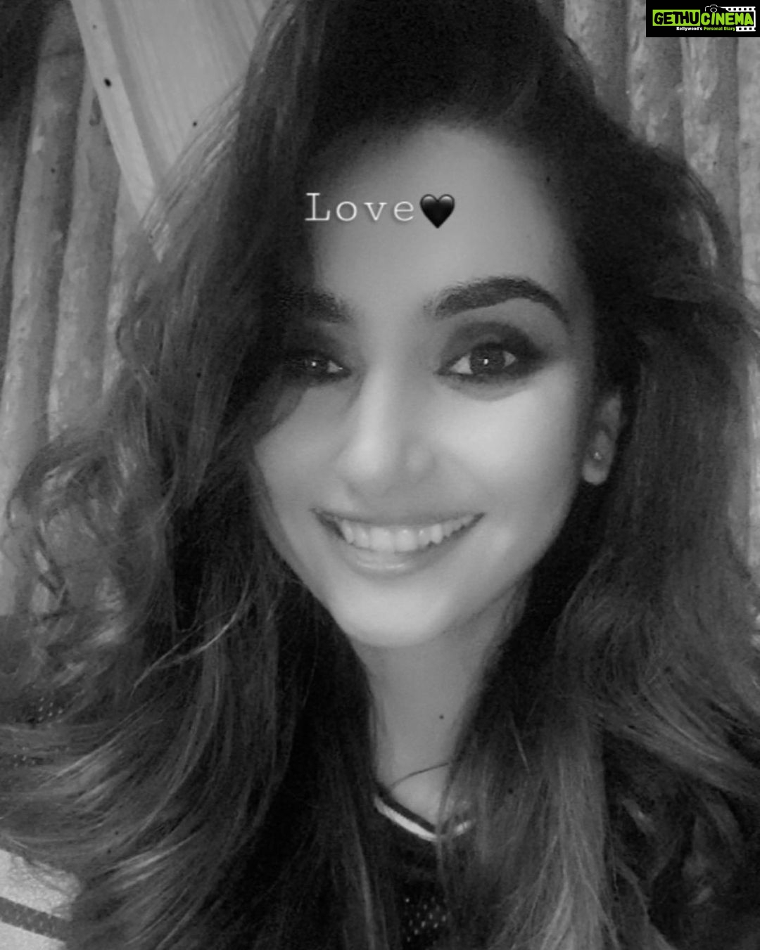 Ragini Dwivedi Instagram - SMILE 💕 love 💕 live ....