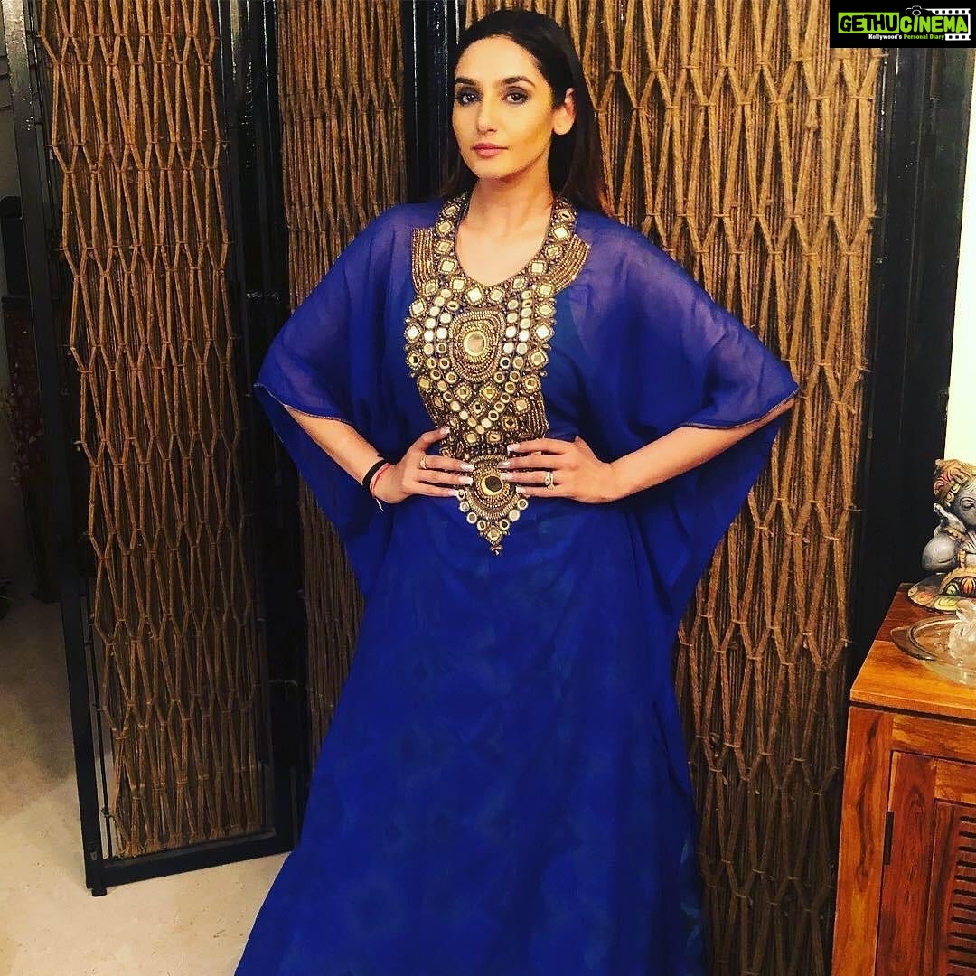 Ragini Dwivedi Instagram - Wanna look and feel special with custom made clothes Indian and Western ❤️ Reach @rudrakshdwivedi today and smile