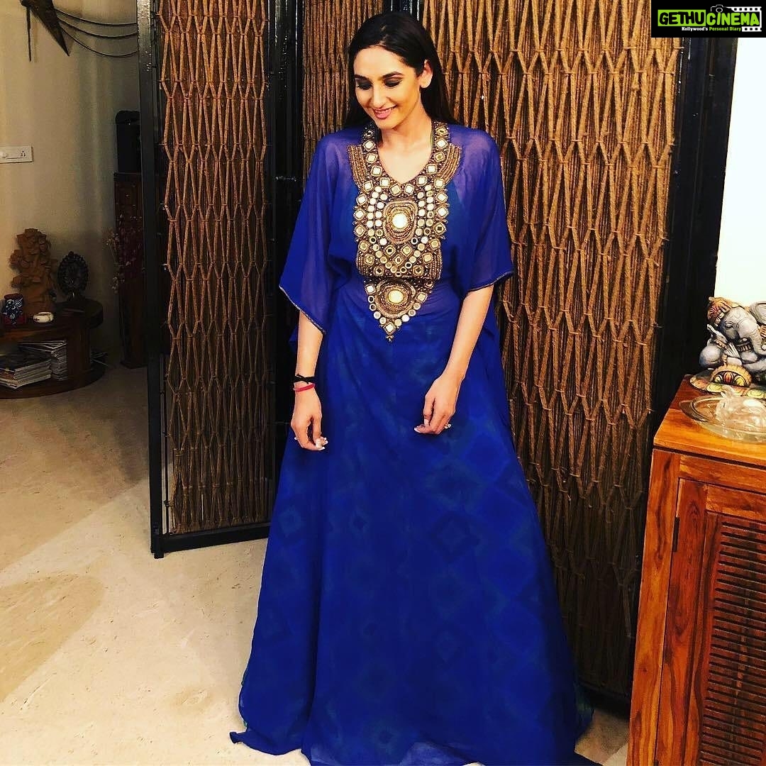 Ragini Dwivedi Instagram - THROWBACK THURSDAY β€οΈπ€ To dressing up for weddings ππΌββοΈππΌββοΈ #poser #throwbackthursday #lovenlight #helpeachother #standtogether #weddings #punjabiweddings #blue #indian