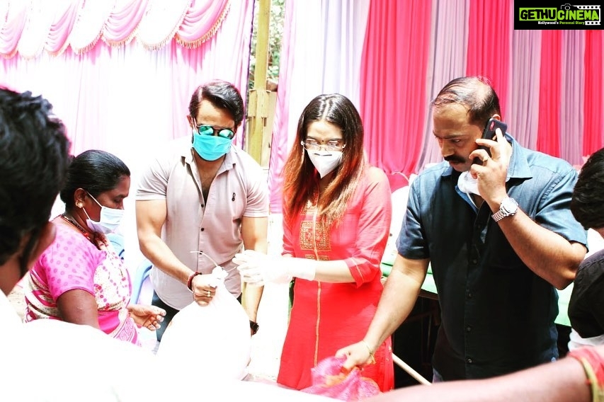 Ragini Dwivedi Instagram - RDWELFARE We reached a landmark yesterday with 1000 ration kits with the help of Mr Ambrish Electronic City 💕💓 #RaginiDwivedi #lovenlight #pride #helpeachother #togetherwearestronger #workmode #socialresponsibility #honesty Bangalore, India