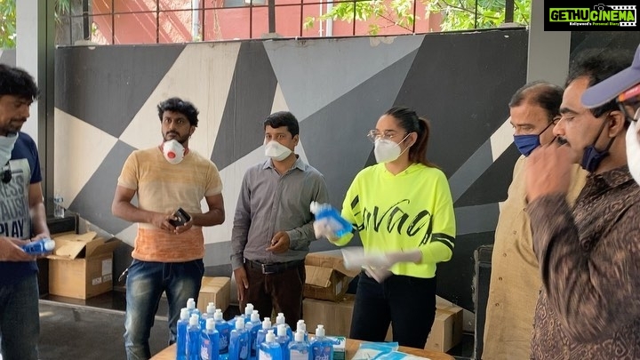 Ragini Dwivedi Instagram - SECURITY KITS MEDIA WARRIORS Rdwelfare delivers as promised to hero’s of every kind ❤️ the media has been working nonstop let’s all give them a big thumbs up as well #nimmagagi #raginidwivedi #love #pride #socialresponsibility Karnataka Chalanachitra Kalavidara Sangha