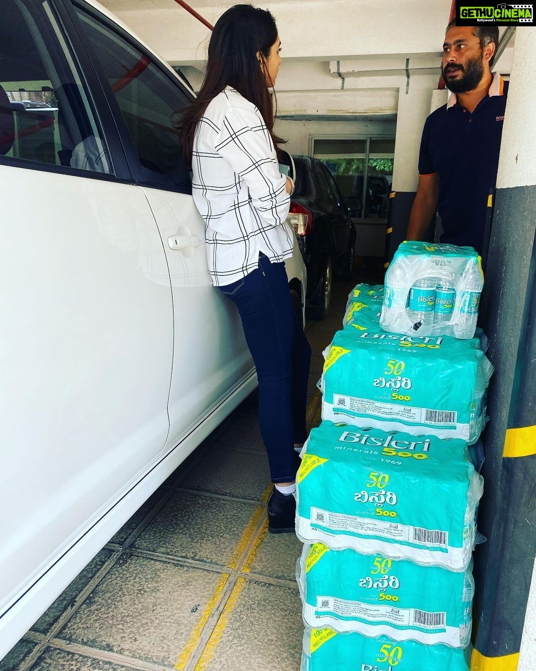 Ragini Dwivedi Instagram - RDWELFARE VICTORIA MEALS ❤️🙏 Yet again we have amazing donations happening from all over .... Lunch and water for covid warriors given by MR Kaushal Keep us in ur prayers and keep supporting us :) will share all the details with you all 🙏 #nimmagagi #love #pride #responsibility #standtogether #helpingothers Bangalore, India