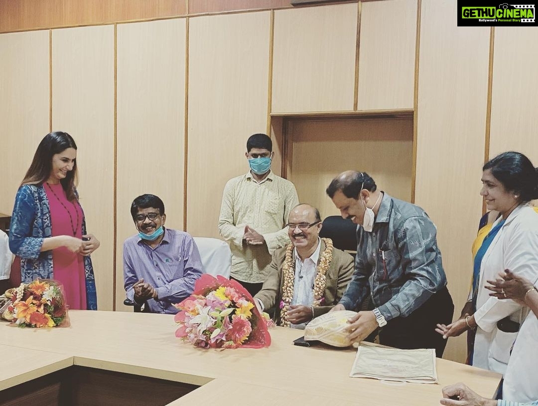 Ragini Dwivedi Instagram - RDWELFARE VICTORIA MEALS ❤️ We did yet another 300 meals with the covid staff and hospital staff today and this meal was dedicated to my lovely love #ambareeshuncle for his birth anniversary today #rdwelfare #raginidwivedi #love #pride #socialwork #karnataka #weekendvibes #covidworklife Bangalore, India