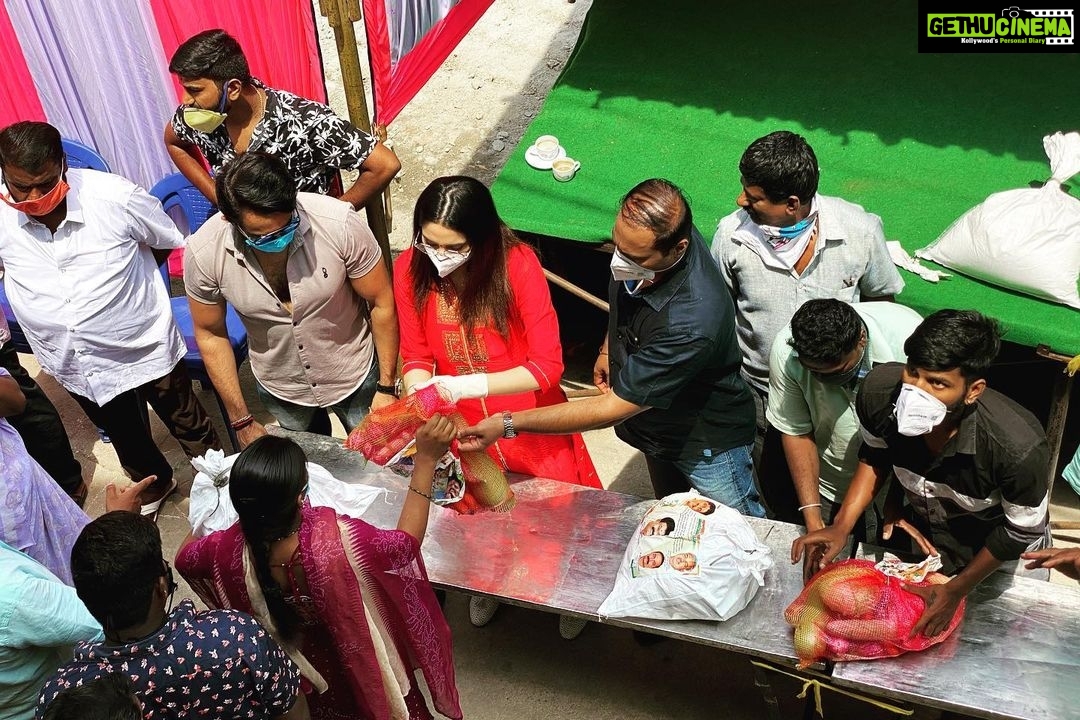 Ragini Dwivedi Instagram - RDWELFARE We reached a landmark yesterday with 1000 ration kits with the help of Mr Ambrish Electronic City 💕💓 #RaginiDwivedi #lovenlight #pride #helpeachother #togetherwearestronger #workmode #socialresponsibility #honesty Bangalore, India