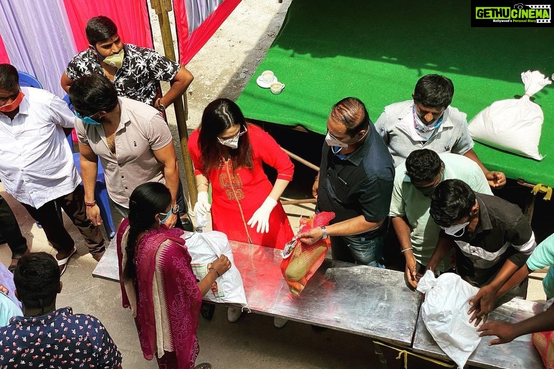 Ragini Dwivedi Instagram - RDWELFARE We reached a landmark yesterday with 1000 ration kits with the help of Mr Ambrish Electronic City 💕💓 #RaginiDwivedi #lovenlight #pride #helpeachother #togetherwearestronger #workmode #socialresponsibility #honesty Bangalore, India