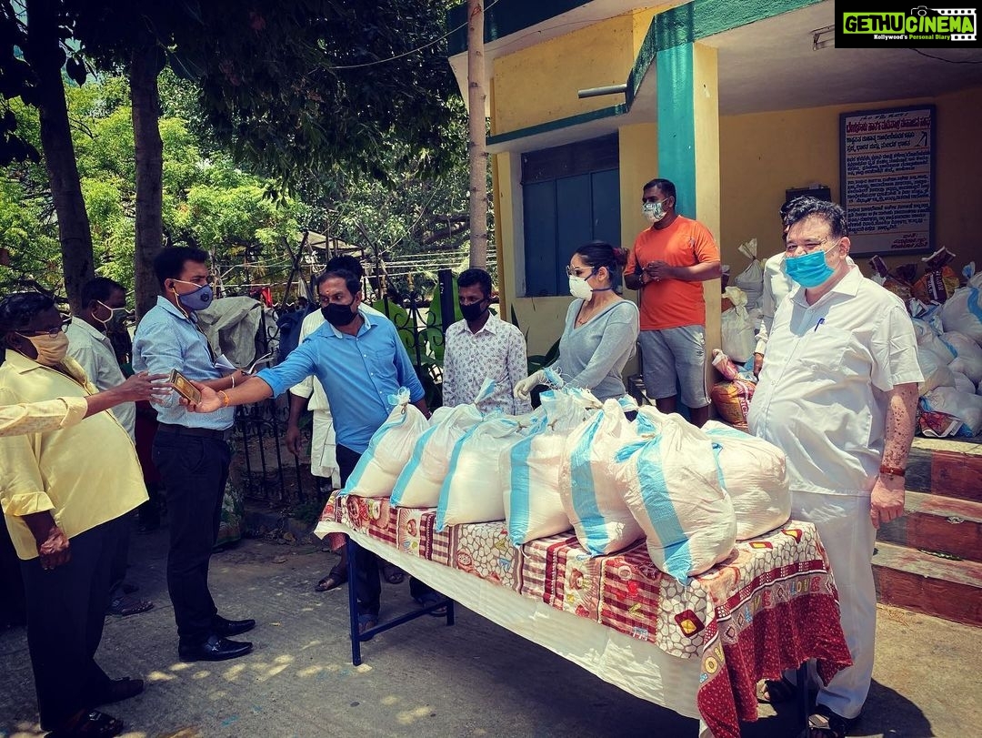Ragini Dwivedi Instagram - RDWELFARE RATION KITS 200 families served rations which is a combination of 7kg rice 2kg atta sugar and salt 1kg oil 1kg masala packets This would last a family around a week at Average #helpeachother #love #pride #socialresponsibility #pride Bangalore, India