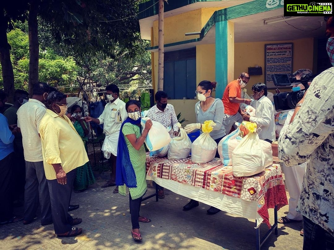 Ragini Dwivedi Instagram - RDWELFARE RATION KITS 200 families served rations which is a combination of 7kg rice 2kg atta sugar and salt 1kg oil 1kg masala packets This would last a family around a week at Average #helpeachother #love #pride #socialresponsibility #pride Bangalore, India