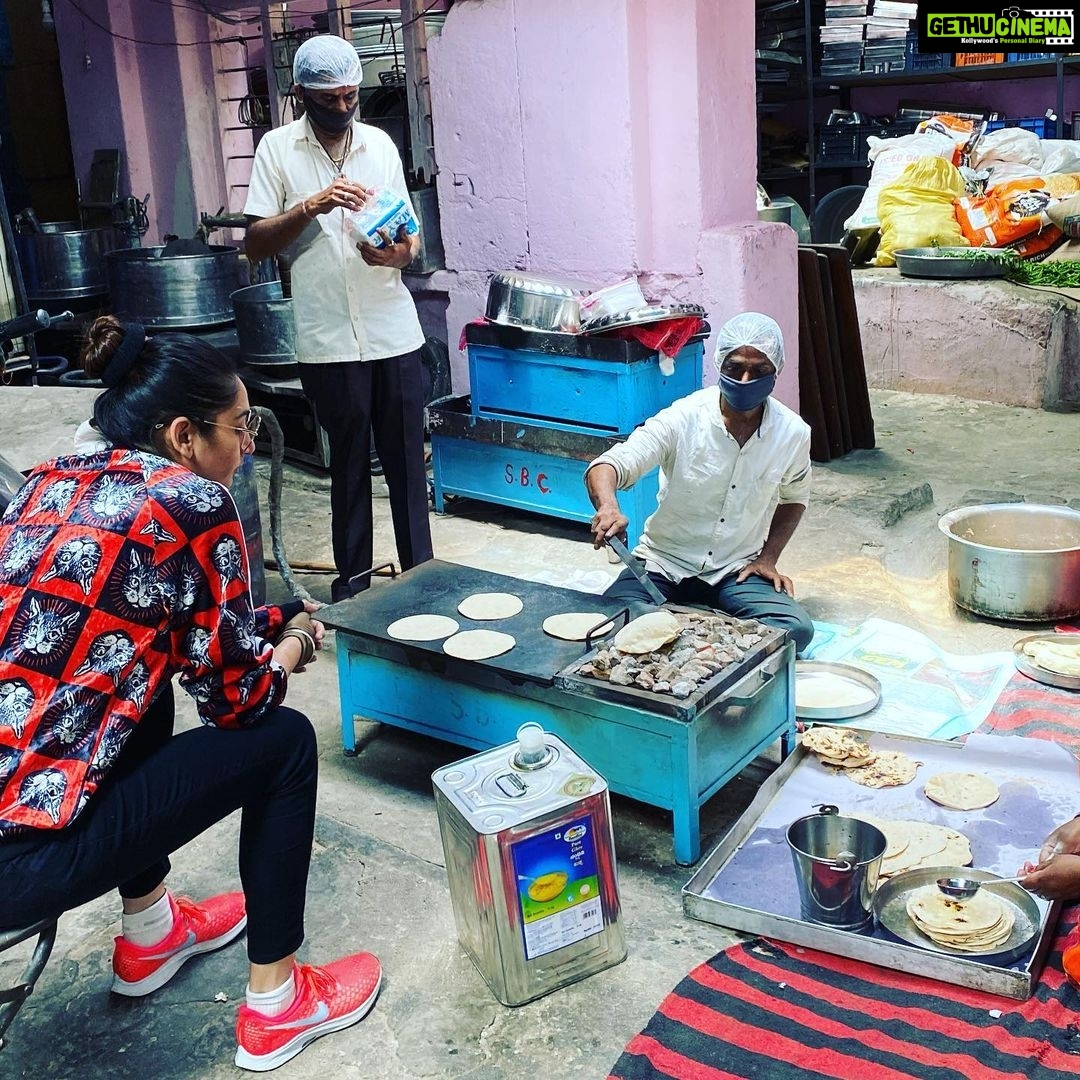 Ragini Dwivedi Instagram - HAPPY FACE MONDAY 🥳🙇🏼♀️🐒💃🏻 This work gives me so much joy and now we have an official kitchen after home #RDWELFARE proudly feeds 300 plus corona warriors #raginidwivedi #pride #foodforthought #lovenlight #coronavid19 #coronacare Bangalore, India