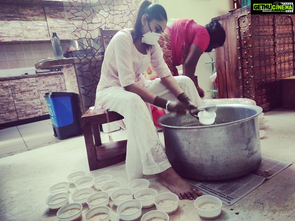 Ragini Dwivedi Instagram - VICTORIA LUNCH RDWELFARE ❤️ We did a sumptuous yummy meal thanks to @rohini64 who bought out her amazing recipe for the Covid health warriors .... they work so hard for us and because of ur contribution we made sure we put a smile on their faces .... keep the love and support on #raginidwivedi #socialresponsibility #helpeachother #standbyme #love #coronacare #quarantine #government hospital #foodforthought #healthyfood Victoria Hospital