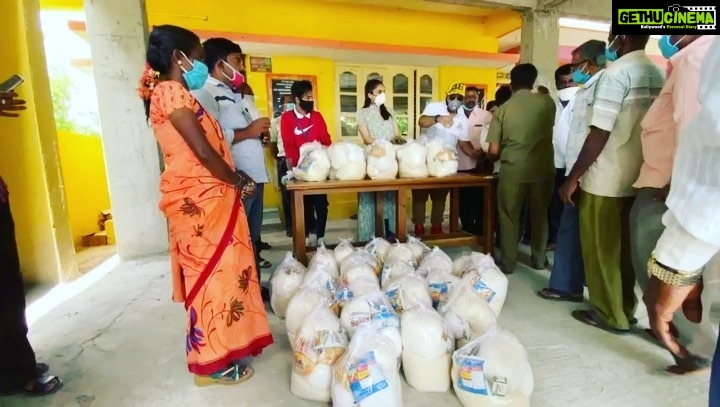 Ragini Dwivedi Instagram - RATION KITS WITH RDWELFARE Food service to 150 people done by my team #nimmagagi The boxes contributed by @manjula.narayanaswamy.180 and bags by @quartermilerz and team did the translucent ration kits :) #togetherwearestronger #pride #serviceaboveself #fortheloveofit #ration Karnataka