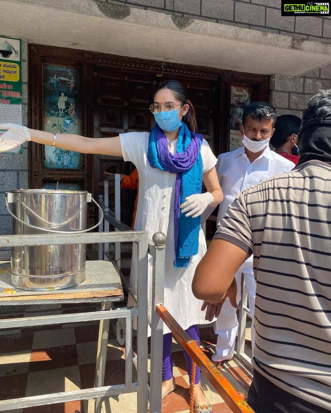 Ragini Dwivedi Instagram - FOOD MADE AND SERVED WITH LOVE Around the Rajkumar sir samadhi area We managed to cook as much as possible and give it to as many as Possible ππ» Blessed to have an awesome team who help without any motives that is what we all need to be like :) this is not a paid or funded thing but just me and my close ones β€οΈ Working on a method for u all to be involved... stay tuned β€οΈπ keep us in ur prayers and strengthen us always β€οΈ #raginidwivedi #loveeachother #pride #helpingothers #bengaluru #rajkumarsamadhi #foodservice #socialresponsibility #coronacare #quarentine #beresponsible #feedthehungry Rajkumar Samadi