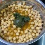 Ragini Dwivedi Instagram - A very traditional and world famous recipe made and done in the easiest way possible ... #RDKITCHEN #punjabichannamasala try it and see how u can easily get a Punjab ka taste at home ... and with @rohini64 making it it’s the best ever..... U have to soak the Channa over night in order to cook it next day and for Colour the small bag has tea leaves and garam masala #raginidwivedi #rdkitchen #love #pride #homecooking #simplepleasures #simplehomestyle #cookingathome #motherdaughter #bengaluru #punjabifood #comfortfood