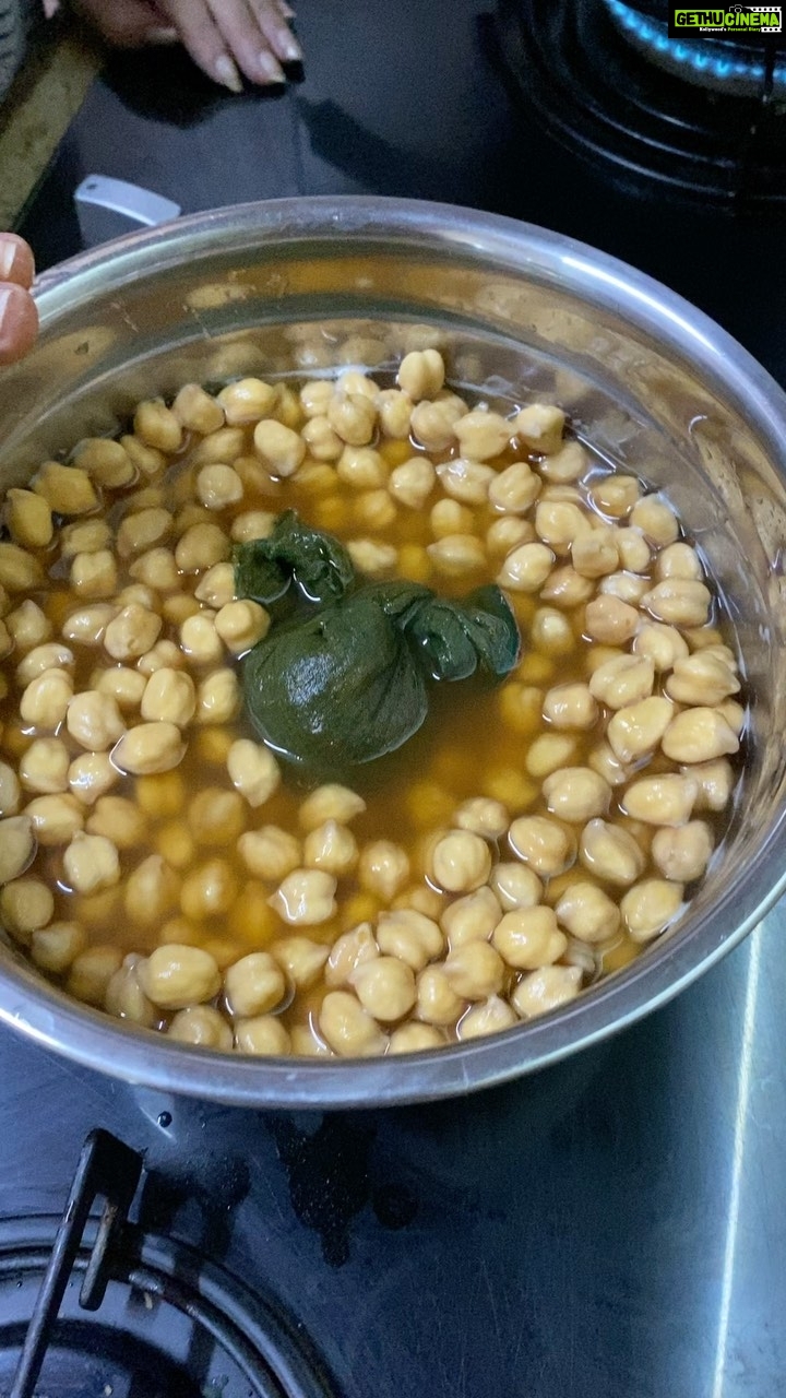 Ragini Dwivedi Instagram - A very traditional and world famous recipe made and done in the easiest way possible ... #RDKITCHEN #punjabichannamasala try it and see how u can easily get a Punjab ka taste at home ... and with @rohini64 making it it’s the best ever..... U have to soak the Channa over night in order to cook it next day and for Colour the small bag has tea leaves and garam masala #raginidwivedi #rdkitchen #love #pride #homecooking #simplepleasures #simplehomestyle #cookingathome #motherdaughter #bengaluru #punjabifood #comfortfood