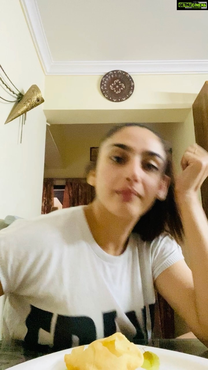 Ragini Dwivedi Instagram - ZERO OIL .....#channamasala by #RDKITCHEN ...love it when maa Cooks and it was yum π #raginidwivedi #cravings #homefood #punjabifood #love #mothersfood #mukbang #loveforfood #tastingtable