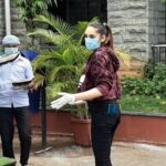 Ragini Dwivedi Instagram - This video is a clear picture of the ongoings of the ongoings of all the Centres and I’m proud to bring It to you...Dr Deepti tells us about the food precautions and works ...kind of her to say nice things about me but the true hero of today’s meal is @nalapad you put smiles on their faces ... keep up the good work u do 🤟🏻 rest guys I love u all for the wishes and prayers u have for me keeps me strong in this fight ❤️ #coronawarriors #staystrong #thistooshallpass #lovenlight