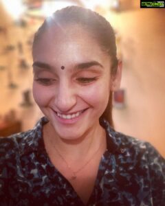 Ragini Dwivedi Instagram - 🥰😍🤓 #positivevibes #keepsmiling #lovenight #inthistogether #quarantinelife At home