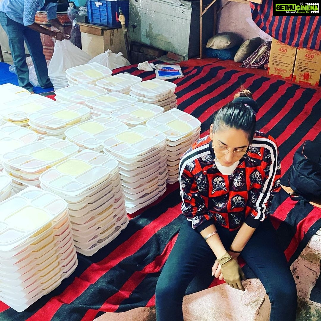 Ragini Dwivedi Instagram - HAPPY FACE MONDAY 🥳🙇🏼♀️🐒💃🏻 This work gives me so much joy and now we have an official kitchen after home #RDWELFARE proudly feeds 300 plus corona warriors #raginidwivedi #pride #foodforthought #lovenlight #coronavid19 #coronacare Bangalore, India