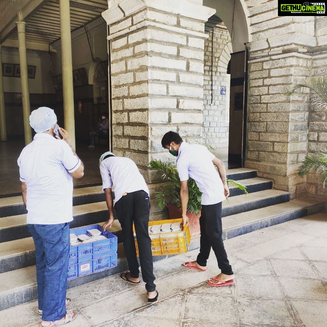 Ragini Dwivedi Instagram - RDWELFARE SERVES UP LUNCH ❤️ Covid warriors lunch done and with love delivered with care ....here we care for the tiniest of detail .... keep the love and care going ❤️ #Ragini dwivedi #lovenlight #helpeachother #togetherwearestronger Bangalore, India