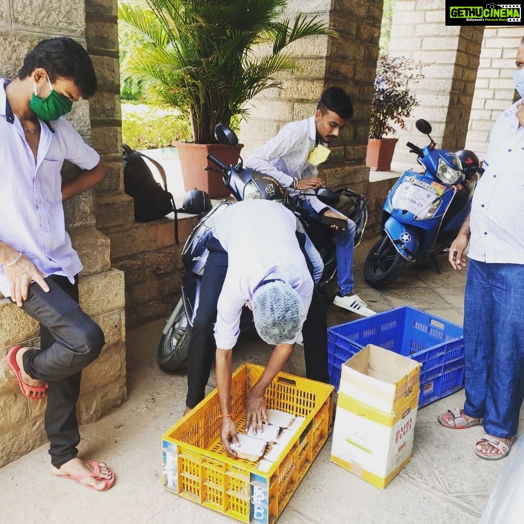 Ragini Dwivedi Instagram - RDWELFARE SERVES UP LUNCH ❤️ Covid warriors lunch done and with love delivered with care ....here we care for the tiniest of detail .... keep the love and care going ❤️ #Ragini dwivedi #lovenlight #helpeachother #togetherwearestronger Bangalore, India