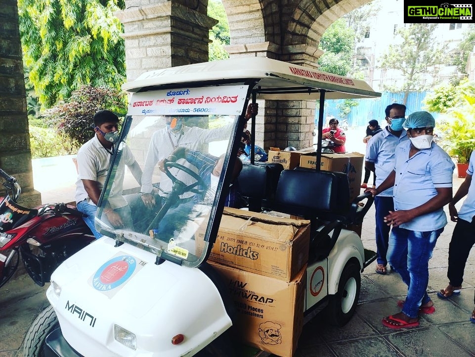 Ragini Dwivedi Instagram - RDWELFARE LUNCH 300 lunch meals today to the Covid warriors at Govt hospital ... the welfare is proud to be serving these heroes ❤️ #helpeachother #helpingothers #love #covidcare #socialresponsibility #pride #foodforthought #feedfeed #letsdothis #togetherwearestronger Victoria Hospital
