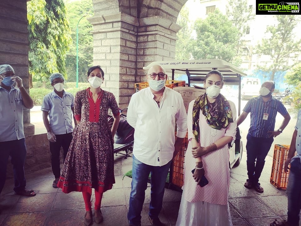 Ragini Dwivedi Instagram - VICTORIA LUNCH RDWELFARE ❤️ We did a sumptuous yummy meal thanks to @rohini64 who bought out her amazing recipe for the Covid health warriors .... they work so hard for us and because of ur contribution we made sure we put a smile on their faces .... keep the love and support on #raginidwivedi #socialresponsibility #helpeachother #standbyme #love #coronacare #quarantine #government hospital #foodforthought #healthyfood Victoria Hospital