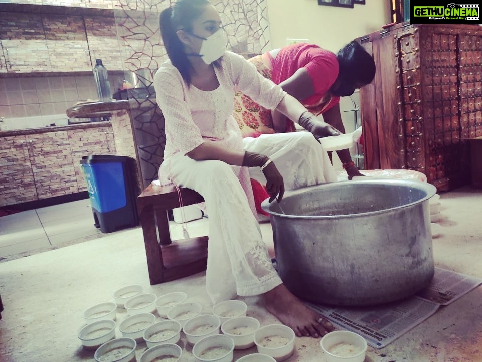 Ragini Dwivedi Instagram - VICTORIA LUNCH RDWELFARE ❤️ We did a sumptuous yummy meal thanks to @rohini64 who bought out her amazing recipe for the Covid health warriors .... they work so hard for us and because of ur contribution we made sure we put a smile on their faces .... keep the love and support on #raginidwivedi #socialresponsibility #helpeachother #standbyme #love #coronacare #quarantine #government hospital #foodforthought #healthyfood Victoria Hospital
