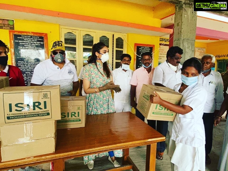 Ragini Dwivedi Instagram - 110 ration kits to the Asha workers and staff of solur with the help of @manjula.narayanaswamy.180 and #RDWELFARE me and @shashikalaactress are trying to reach as many in need and help them as much as we can ❤️ All ur help is appreciated and welcome to come foward and do ur bit ❤️🙏 Contribution Col Rakesh 99800 97733 Paytm googlepay phonepe Num is 9845233683 #helpeachother #coronacare #love #pride #socialresponsibility #grateful #helpingothers #rationkits #food #medication Karnataka