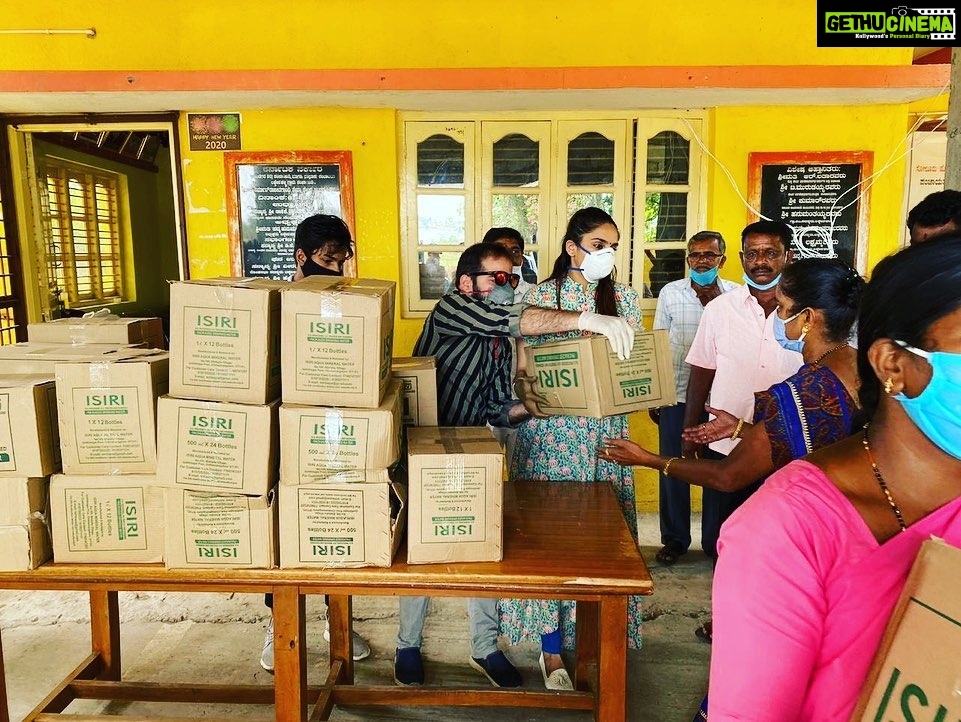 Ragini Dwivedi Instagram - 110 ration kits to the Asha workers and staff of solur with the help of @manjula.narayanaswamy.180 and #RDWELFARE me and @shashikalaactress are trying to reach as many in need and help them as much as we can ❤️ All ur help is appreciated and welcome to come foward and do ur bit ❤️🙏 Contribution Col Rakesh 99800 97733 Paytm googlepay phonepe Num is 9845233683 #helpeachother #coronacare #love #pride #socialresponsibility #grateful #helpingothers #rationkits #food #medication Karnataka