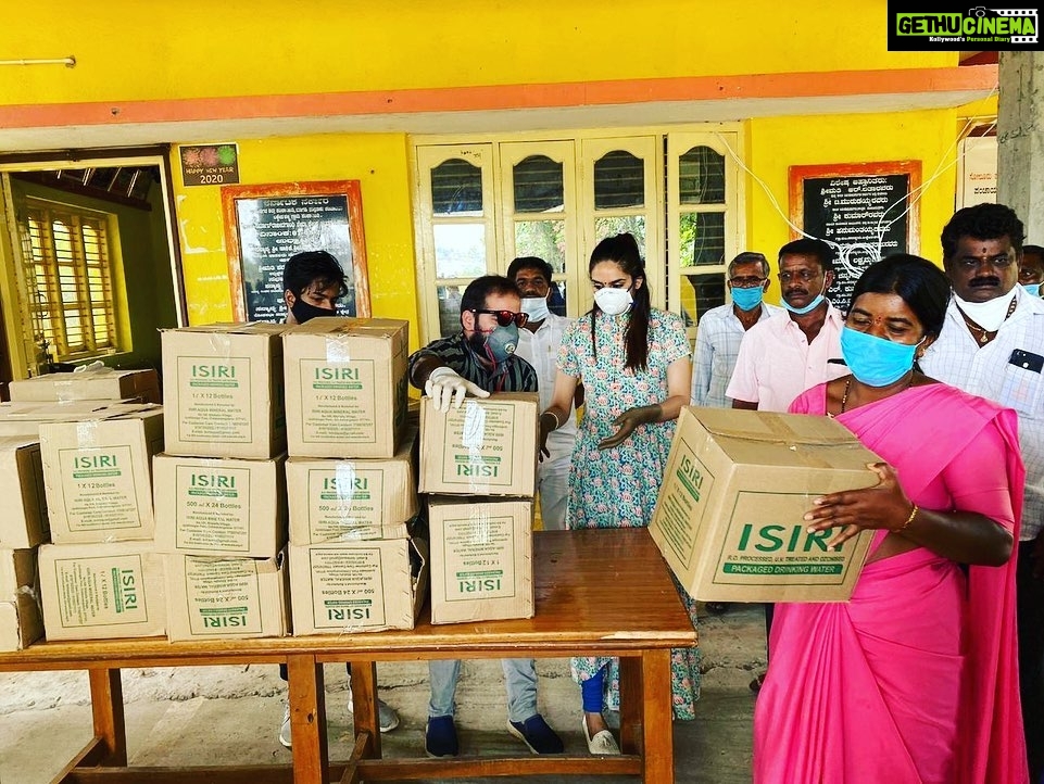 Ragini Dwivedi Instagram - 110 ration kits to the Asha workers and staff of solur with the help of @manjula.narayanaswamy.180 and #RDWELFARE me and @shashikalaactress are trying to reach as many in need and help them as much as we can ❤️ All ur help is appreciated and welcome to come foward and do ur bit ❤️🙏 Contribution Col Rakesh 99800 97733 Paytm googlepay phonepe Num is 9845233683 #helpeachother #coronacare #love #pride #socialresponsibility #grateful #helpingothers #rationkits #food #medication Karnataka