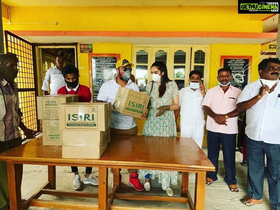 Ragini Dwivedi Instagram - 110 ration kits to the Asha workers and staff of solur with the help of @manjula.narayanaswamy.180 and #RDWELFARE me and @shashikalaactress are trying to reach as many in need and help them as much as we can ❤️ All ur help is appreciated and welcome to come foward and do ur bit ❤️🙏 Contribution Col Rakesh 99800 97733 Paytm googlepay phonepe Num is 9845233683 #helpeachother #coronacare #love #pride #socialresponsibility #grateful #helpingothers #rationkits #food #medication Karnataka