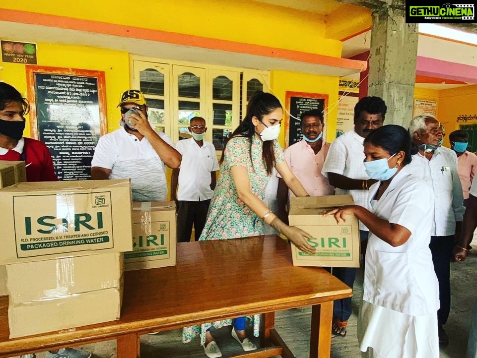 Ragini Dwivedi Instagram - 110 ration kits to the Asha workers and staff of solur with the help of @manjula.narayanaswamy.180 and #RDWELFARE me and @shashikalaactress are trying to reach as many in need and help them as much as we can ❤️ All ur help is appreciated and welcome to come foward and do ur bit ❤️🙏 Contribution Col Rakesh 99800 97733 Paytm googlepay phonepe Num is 9845233683 #helpeachother #coronacare #love #pride #socialresponsibility #grateful #helpingothers #rationkits #food #medication Karnataka