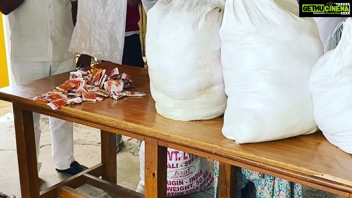Ragini Dwivedi Instagram - ASHA WORKERS RD WELFARE Distribution of ration kits to all the women workers with amazing lunch served today ... 110 people with smiles :) #RDWELFARE #NIMMAGAGI #helpeachother #socialresponsibility #coronacare #rationkits #feedtheneedy #care