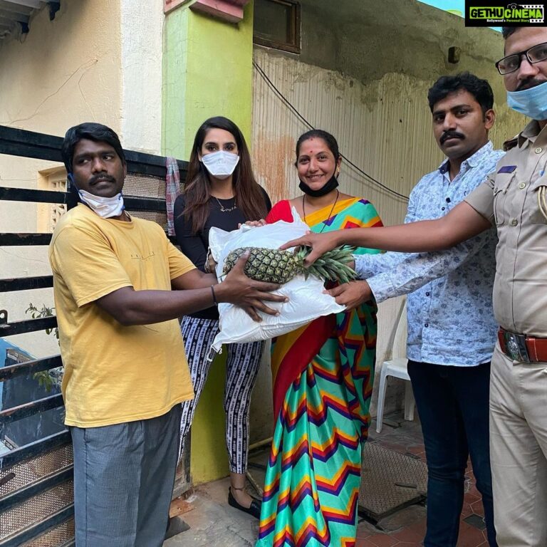 Ragini Dwivedi Instagram - DRIVERS ASSOCIATION RATIONS RD welfare with the help of ACP Manjunath and team Ulsoor station distributed 100 ration kits to association drivers ....help us help more people keep the love going ❤️#helpeachother #RDWELFARE #NIMMAGAGI #love #driversassociation #filmworkers #socialwork #coronacare #pride #actor Bangalore, India