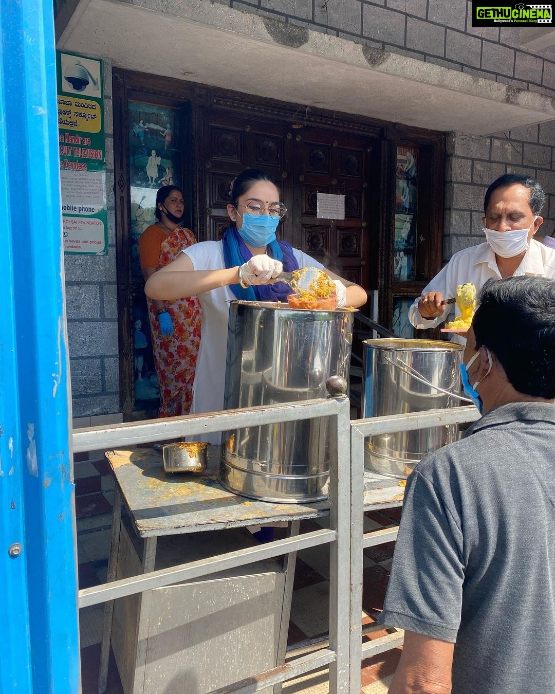 Ragini Dwivedi Instagram - FOOD MADE AND SERVED WITH LOVE Around the Rajkumar sir samadhi area We managed to cook as much as possible and give it to as many as Possible ππ» Blessed to have an awesome team who help without any motives that is what we all need to be like :) this is not a paid or funded thing but just me and my close ones β€οΈ Working on a method for u all to be involved... stay tuned β€οΈπ keep us in ur prayers and strengthen us always β€οΈ #raginidwivedi #loveeachother #pride #helpingothers #bengaluru #rajkumarsamadhi #foodservice #socialresponsibility #coronacare #quarentine #beresponsible #feedthehungry Rajkumar Samadi