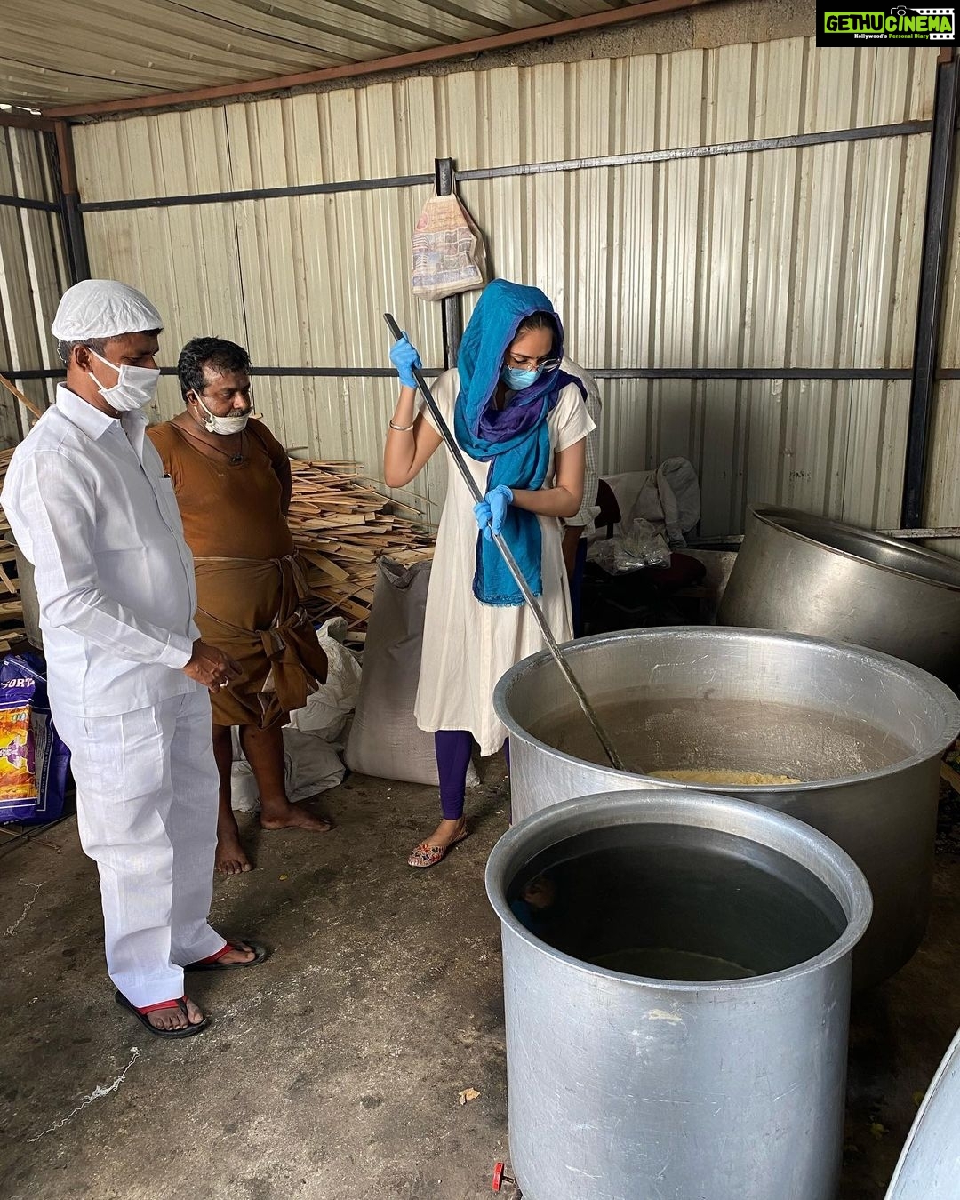 Ragini Dwivedi Instagram - FOOD MADE AND SERVED WITH LOVE Around the Rajkumar sir samadhi area We managed to cook as much as possible and give it to as many as Possible ππ» Blessed to have an awesome team who help without any motives that is what we all need to be like :) this is not a paid or funded thing but just me and my close ones β€οΈ Working on a method for u all to be involved... stay tuned β€οΈπ keep us in ur prayers and strengthen us always β€οΈ #raginidwivedi #loveeachother #pride #helpingothers #bengaluru #rajkumarsamadhi #foodservice #socialresponsibility #coronacare #quarentine #beresponsible #feedthehungry Rajkumar Samadi