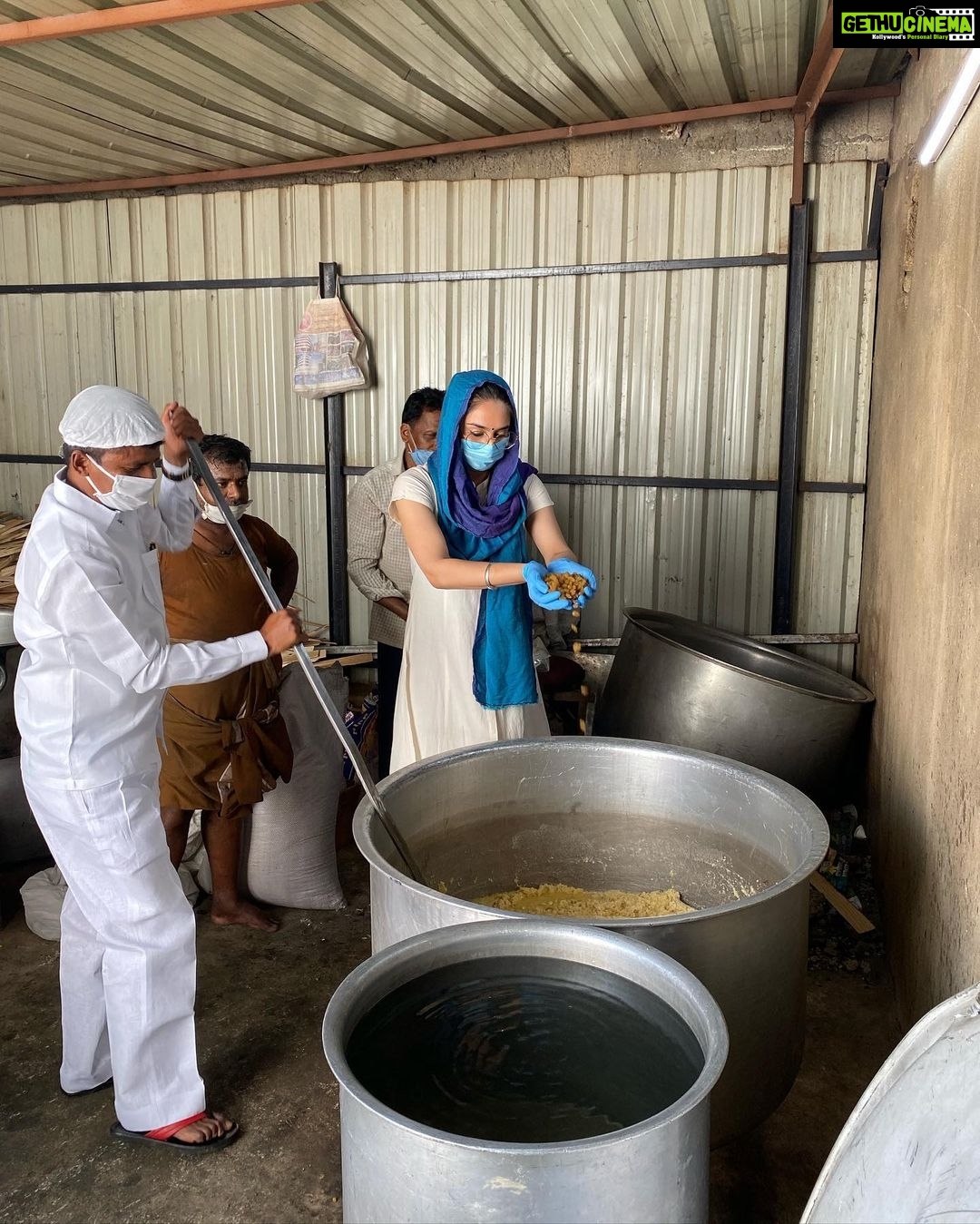 Ragini Dwivedi Instagram - FOOD MADE AND SERVED WITH LOVE Around the Rajkumar sir samadhi area We managed to cook as much as possible and give it to as many as Possible ππ» Blessed to have an awesome team who help without any motives that is what we all need to be like :) this is not a paid or funded thing but just me and my close ones β€οΈ Working on a method for u all to be involved... stay tuned β€οΈπ keep us in ur prayers and strengthen us always β€οΈ #raginidwivedi #loveeachother #pride #helpingothers #bengaluru #rajkumarsamadhi #foodservice #socialresponsibility #coronacare #quarentine #beresponsible #feedthehungry Rajkumar Samadi