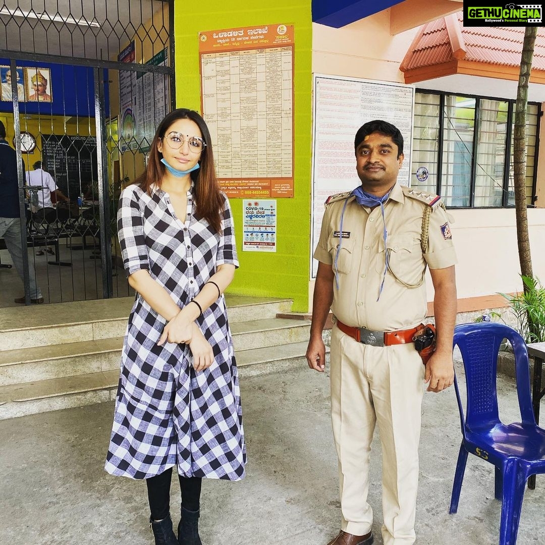 Ragini Dwivedi Instagram - BANASHANKARI POLICE LUNCH ❤️ Team hosted a fabulous sumptuous lunch for the cops of both the stations 😊 we had Mirchi Bhajji curd rice and drumstick sambar rice and Pulyogrey ❤️ what a great meal with amazingly motivated people 🙏 #feedtheneedy doing a fab job In helping the needful :) ❤️ #workhard #passion #workwithme #helpingothers #helpeachother #raginidwivedi #covidwork #socialresponsibility #goodvibes #bengaluru #warriorprincess Banashankari Police Station