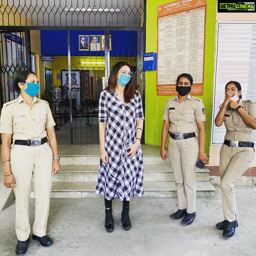 Ragini Dwivedi Instagram - BANASHANKARI POLICE LUNCH ❤️ Team hosted a fabulous sumptuous lunch for the cops of both the stations 😊 we had Mirchi Bhajji curd rice and drumstick sambar rice and Pulyogrey ❤️ what a great meal with amazingly motivated people 🙏 #feedtheneedy doing a fab job In helping the needful :) ❤️ #workhard #passion #workwithme #helpingothers #helpeachother #raginidwivedi #covidwork #socialresponsibility #goodvibes #bengaluru #warriorprincess Banashankari Police Station