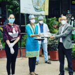 Ragini Dwivedi Instagram - HEALTH WARRIORS LUNCH 🥗 Packed and delivered delicious veg and non veg meals to the health warriors who include the administrative and complete hospital staff working non stop for all of us and just another feeling to see smiles when tasteful food being served 😎 humbled with pride Thankyou @nalapad for supporting my initiative today blessings ur way 👍 #raginidwivedi #workwithpassion #lovenlight #pride #covidwarriors #socialresponsibility #letsdothis #wewillgetthroughthis #fridaymood Victoria Hospital