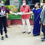 Ragini Dwivedi Instagram - HEALTH WARRIORS LUNCH 🥗 Packed and delivered delicious veg and non veg meals to the health warriors who include the administrative and complete hospital staff working non stop for all of us and just another feeling to see smiles when tasteful food being served 😎 humbled with pride Thankyou @nalapad for supporting my initiative today blessings ur way 👍 #raginidwivedi #workwithpassion #lovenlight #pride #covidwarriors #socialresponsibility #letsdothis #wewillgetthroughthis #fridaymood Victoria Hospital