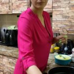 Ragini Dwivedi Instagram – #RDKITCHEN finally makes chicken for you all …. yet again simple recipe and simple ingredients …. tasty yet affordable and can be made by anyone 
Enjoy 😉 note : pls do not add turmeric in the recipe if u are marinating the chicken with it 
#raginidwivedi #cookingathome #quarantinekitchen #simplehomestyle #lovetocook #chickenrecipes #pepperchicken #bengaluru