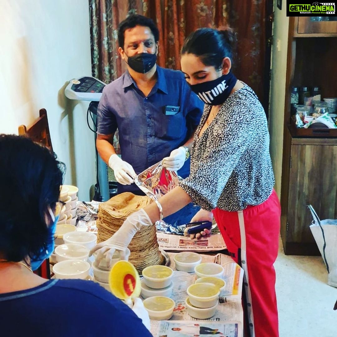 Ragini Dwivedi Instagram - RDKITCHEN WITH A PURPOSE So we all got together and made a very special meal for the #healthwarriors at the Government Hospital to thank them for the selfless work they’re doing and spend some amazing time together over cooking and packing .... Special thanks to Ravi and Ramesh ji for helping out .❤️🙏🥰 The meal consisted of a rich vegetable saagu and chapattis for 150 staff ... happiness is putting a smile on someone’s face in ur little way ... try it :) #RDKITCHEN #trysomethingnew #love #quarantinelife #pride #healthyfood #thankful #blessed #stayhomestaysafe #wereallinthistogether #bengaluru #instagram #instagood #instadaily #instalike #foodforthought #healthyeating Home Sweet Home