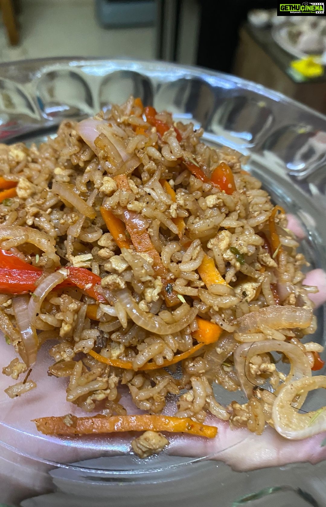 Ragini Dwivedi Instagram - So we take the left overs of the day and put it all together to make something yummy and healthy :) Reusing and recycling food is also important in this time of quarantine.... so do the needful and surprise ur family with something simple yet yummy π #RDKITCHEN #homecooking #love #simplerecipes #quarantinelife #trysomethingnew #stayathome #positivevibes #sundayvibes #eggfriedrice