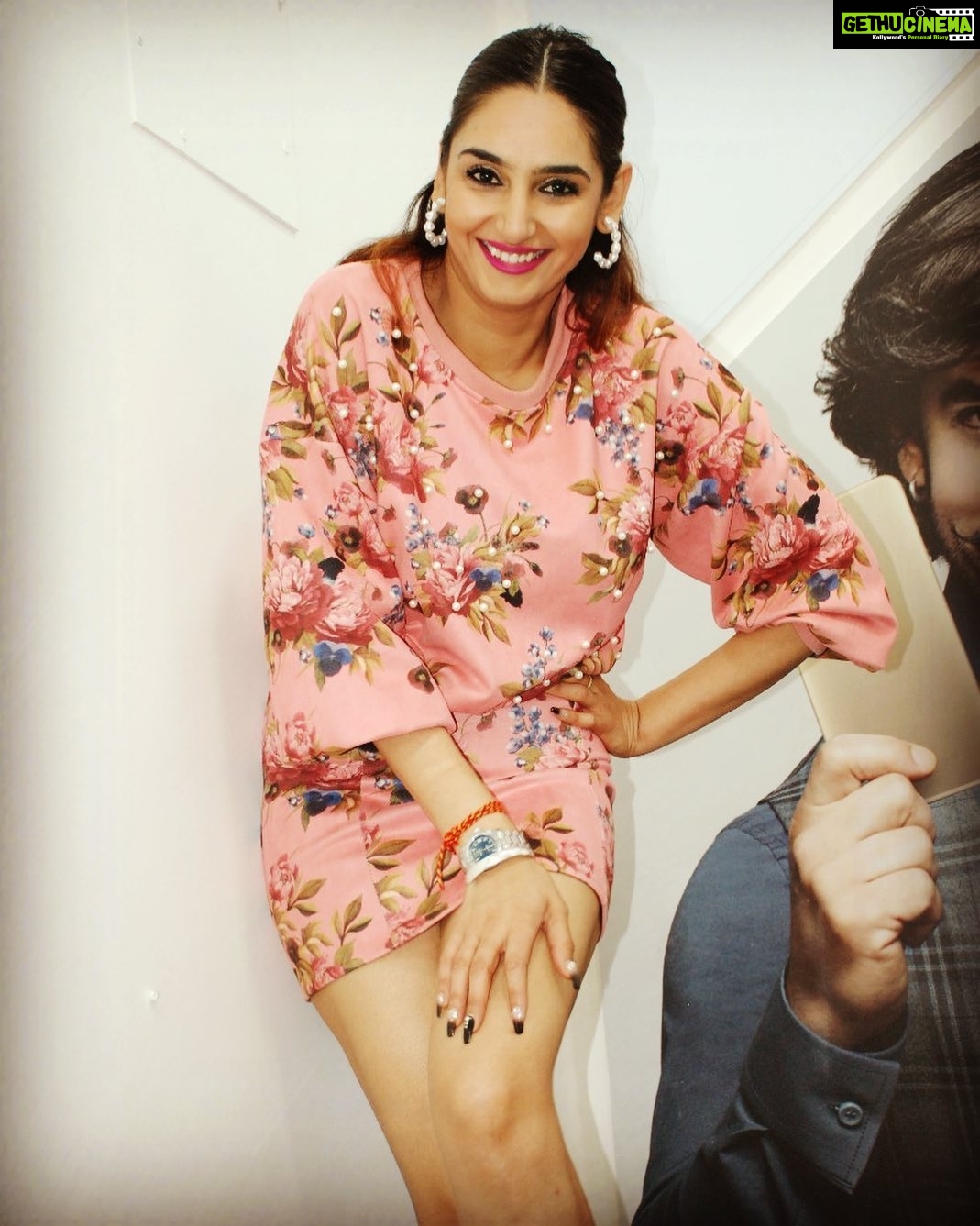 Ragini Dwivedi Instagram - With a new day comes new ideas and new thoughts :) #staycreative #workonyourself #loveyourself #staysafeoutthere #love #pride #poser #samsunglaunchevent #throwback #live #laughteristhebestmedicine Bangalore, India